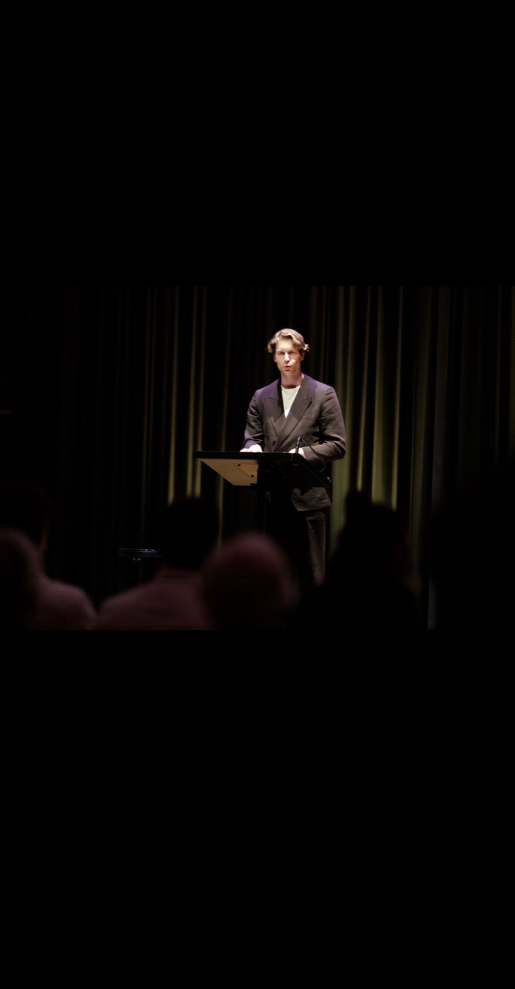 Thomas Huttinga spreekt tijdens de Overmorgenlezing van Volt op Europadag 2025