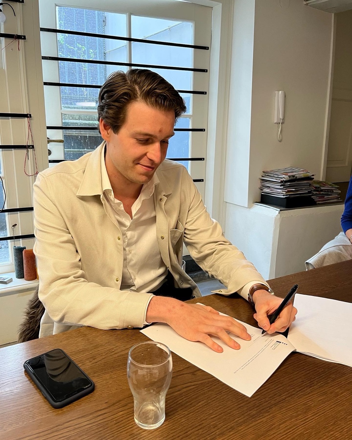 Thomas Huttinga tekent het boekcontract bij uitgeverij Pluim