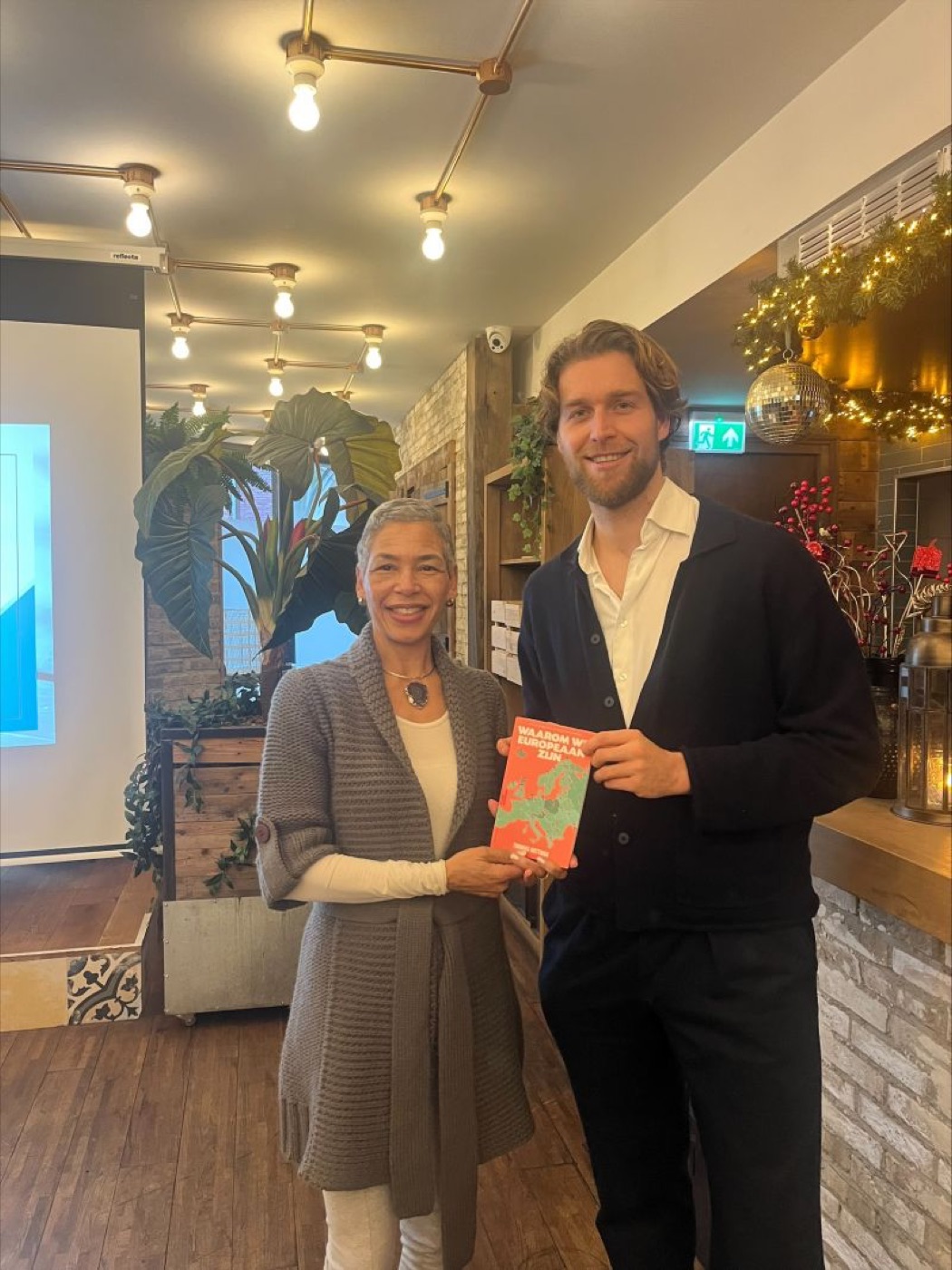 Thomas Huttinga met een exemplaar van Waarom we Europeaan zijn na zijn lezing bij Leergeld Den Haag